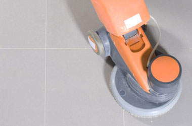 Pulido y abrillantado de suelos con máquina pulidora